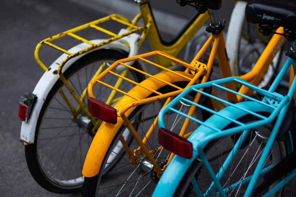自転車のリアキャリアに積まれた小型クーラーボックス
